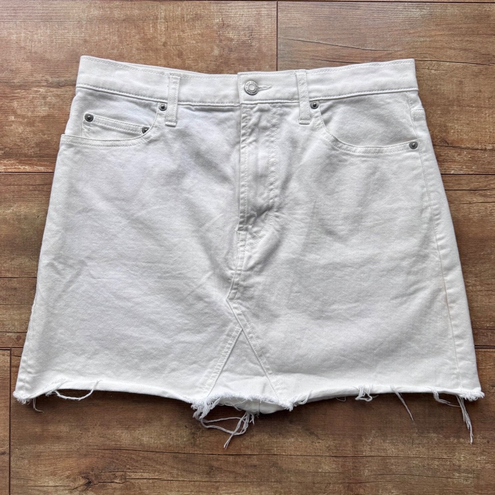 GAP High Rise White Denim Raw Hem Mini Jean Skirt Size 29 - Picture 2 of 7